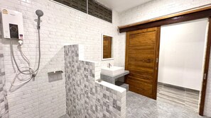 Beachfront Family Pool Villa | 浴室 | 淋浴设施、毛巾、肥皂、洗发水
