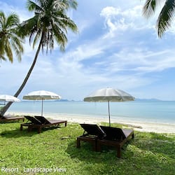 Praia particular, guarda-sóis, toalhas de praia, bar na praia