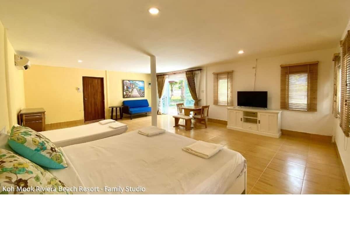 In-room safe, laptop workspace, blackout curtains, bed sheets