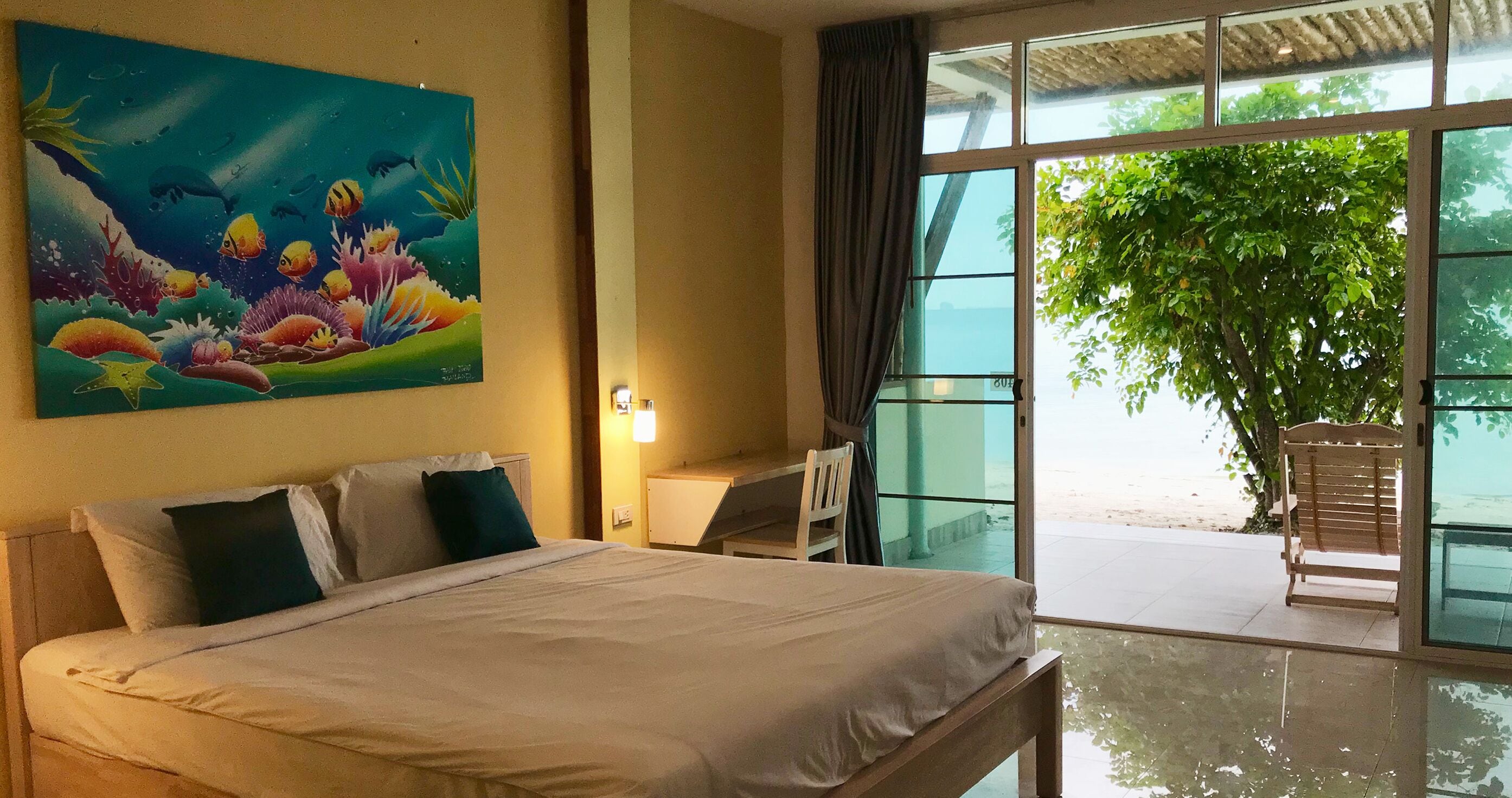 Caja de seguridad en la habitación y espacio para trabajar con laptop 