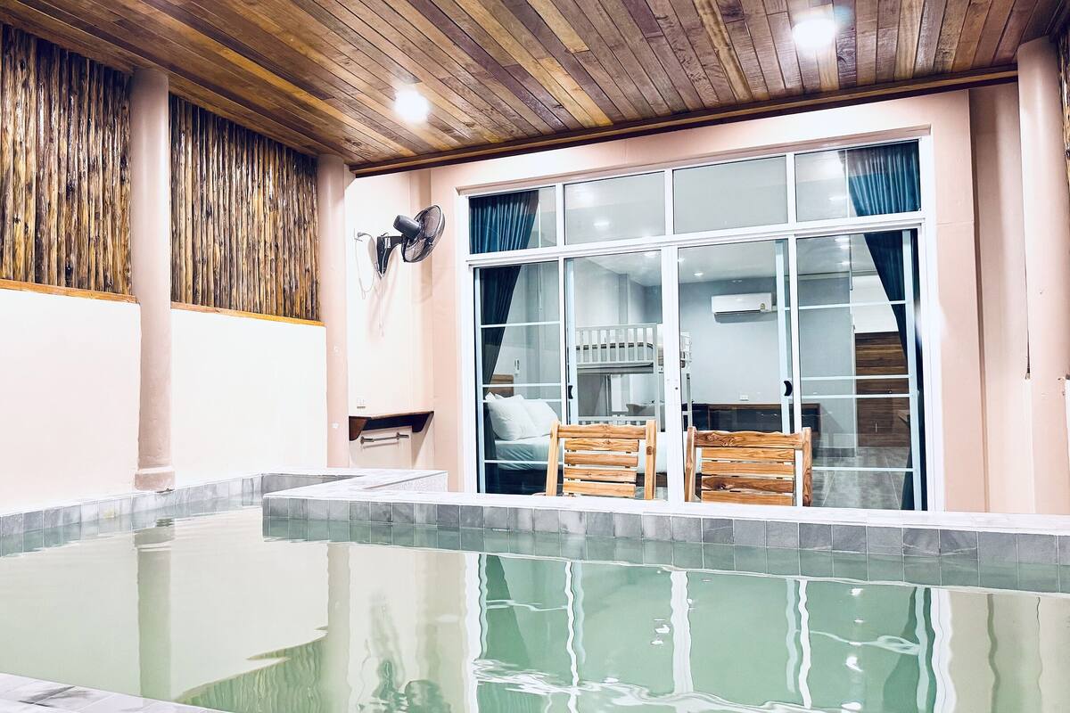 Beachfront Family Pool Villa | セーフティボックス (室内)、ノートパソコン用作業スペース、遮光カーテン、ベッドシーツ