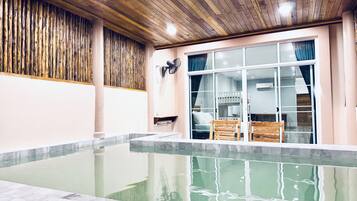 In-room safe, laptop workspace, blackout curtains, bed sheets