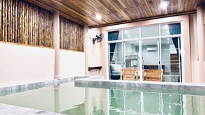Beachfront Family Pool Villa | 客房内保险箱、笔记本电脑工作区、遮光窗帘、床单