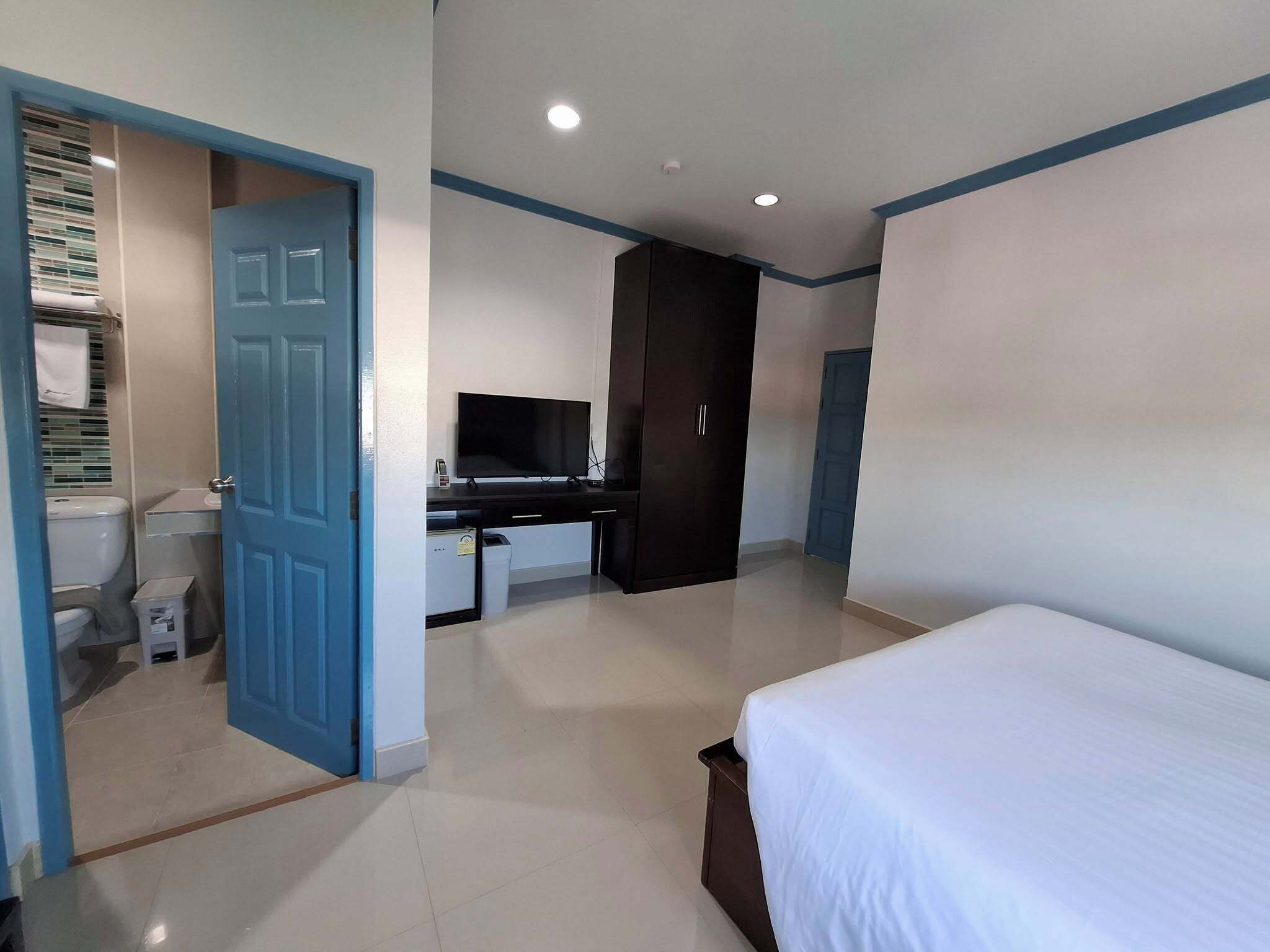 superior room | hypo-allergenic bedding, desk, blackout curtains, free cots/infant beds