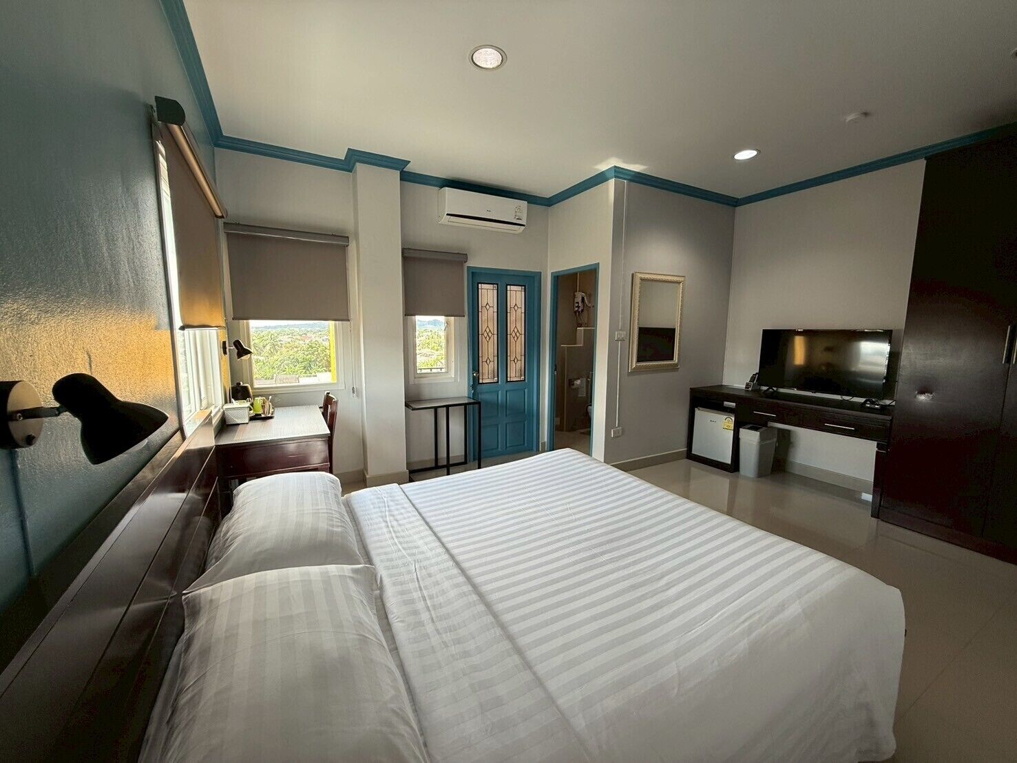 superior room | hypo-allergenic bedding, desk, blackout curtains, free cots/infant beds