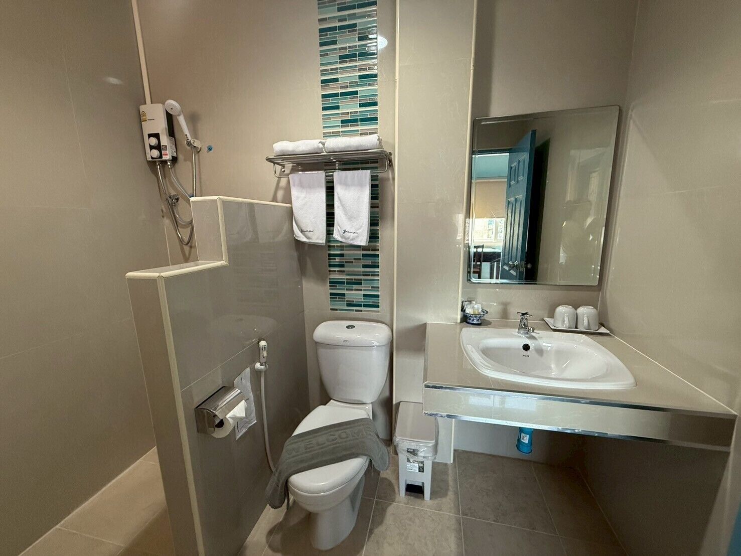 shower, free toiletries, hair dryer, towels