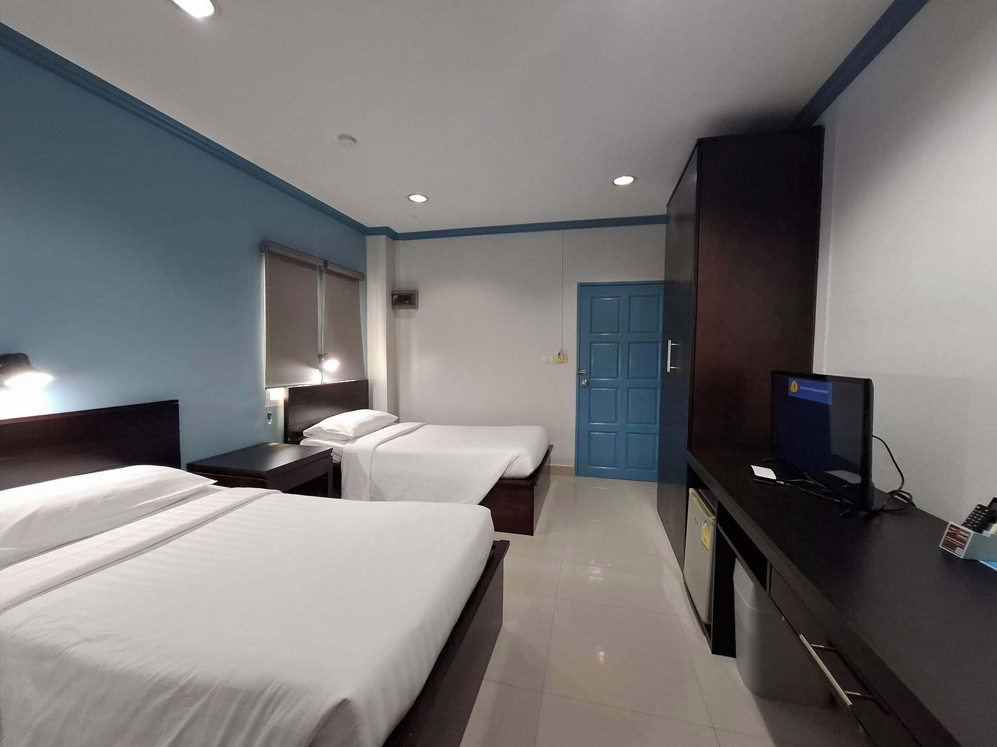 twin room | hypo-allergenic bedding, desk, blackout curtains, free cots/infant beds