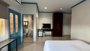 Hypo-allergenic bedding, desk, blackout curtains, free cots/infant beds