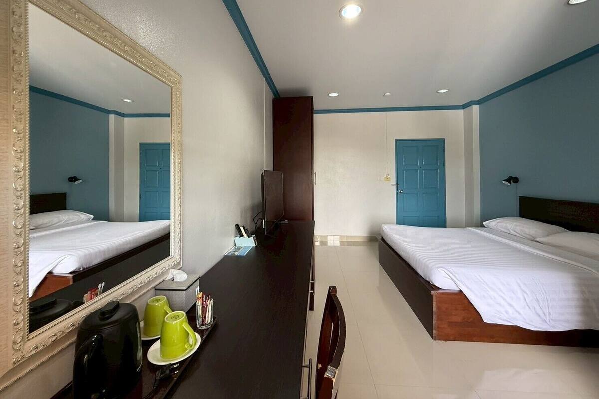 Double Room | Ropa de cama hipoalergénica, escritorio y cortinas blackout