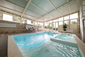 Piscine couverte, parasols de plage, chaises longues