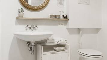 Triple Room | Bathroom | Shower, free toiletries, hair dryer, slippers