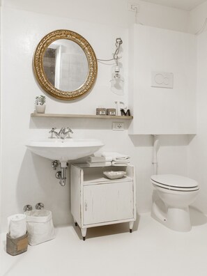 Habitación triple | Baño | Regadera, amenidades de baño gratuitas, secadora de cabello, pantuflas