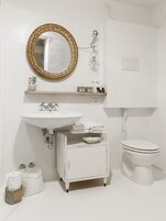 Triple Room | Bathroom | Shower, free toiletries, hair dryer, slippers