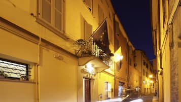 Fassade der Unterkunft – Abend/Nacht