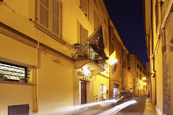 Boendets fasad - kväll/natt