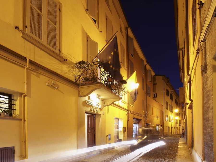 Mặt tiền nơi lưu trú - ban đêm