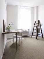 Escritorio, cunas, wifi gratis y ropa de cama 