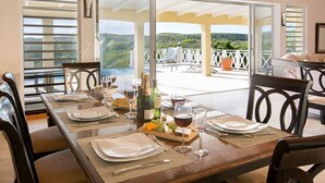 Une table à manger dressée pour un repas, avec vue sur le paysage.