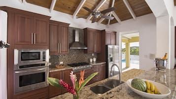Deluxe Villa, 4 Bedrooms, Private Pool, Sea View | Dapur peribadi | Peti sejuk, ketuhar gelombang mikro, pembancuh kopi/teh
