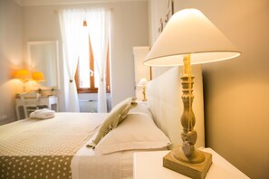 Dobbeltrom (external bathroom) | Minibar, safe på rommet, skrivebord og lydisolert