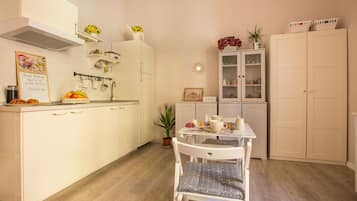 Frigorifero, microonde, piano cottura, macchina per tè/caffè