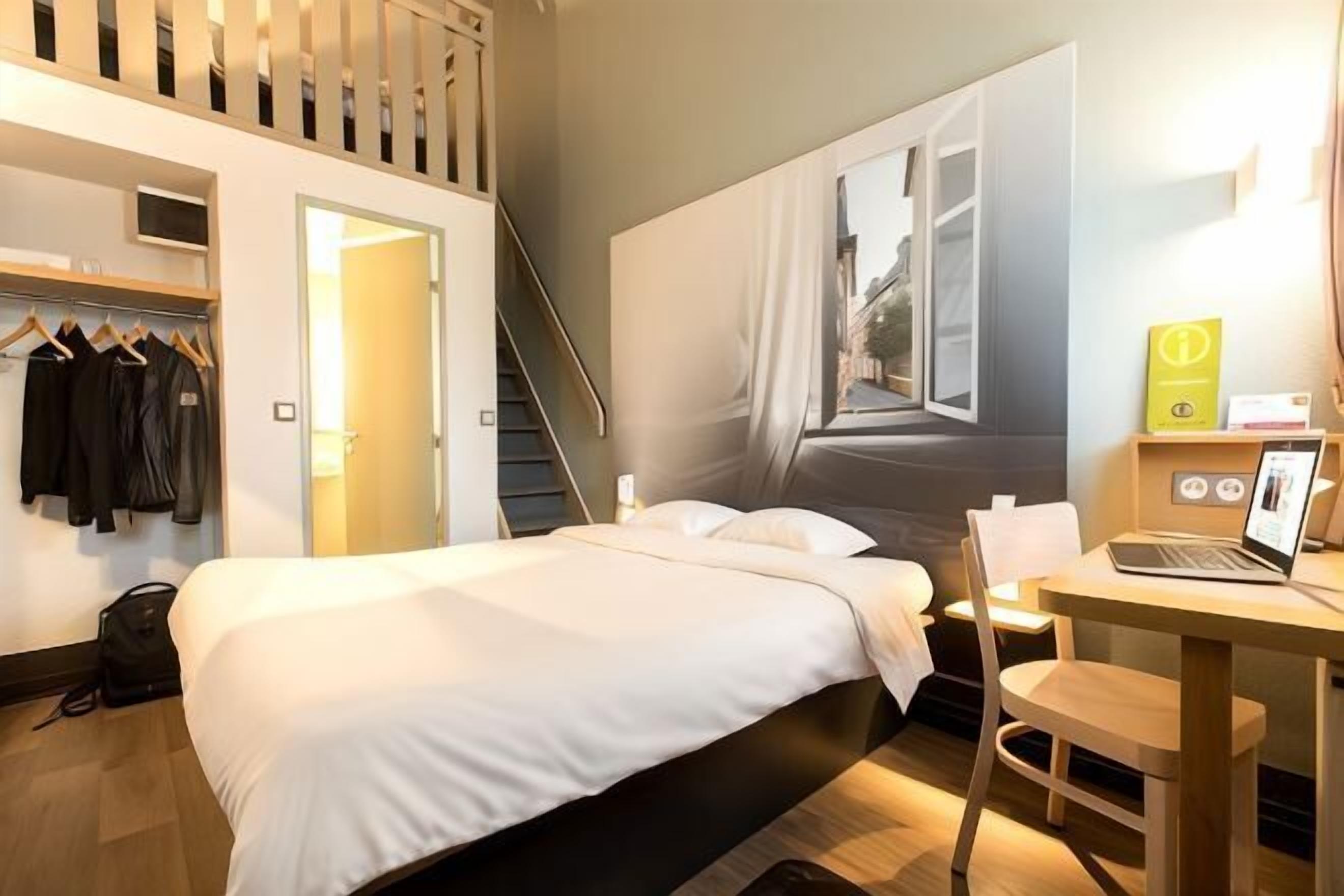 Seprai premium, meja kerja, kedap suara, dan Wi-Fi gratis