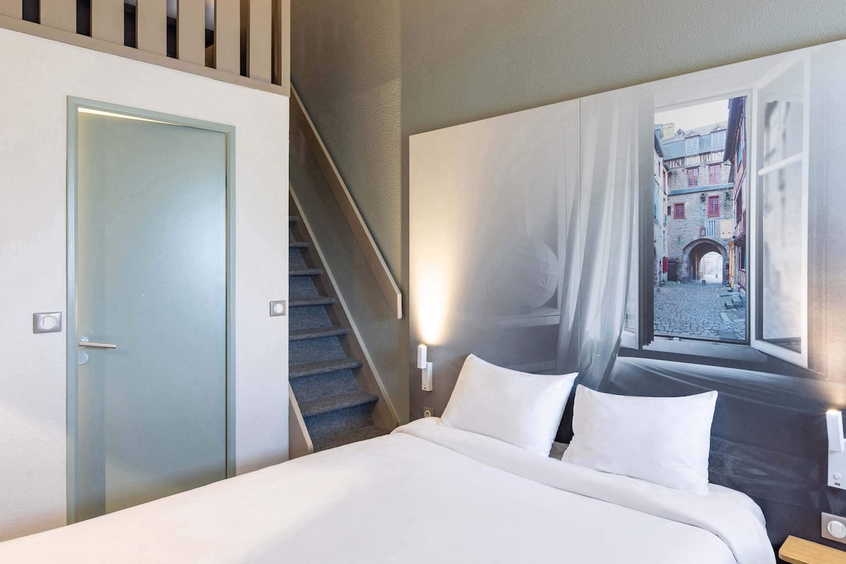 Premium bedding, desk, soundproofing, free WiFi