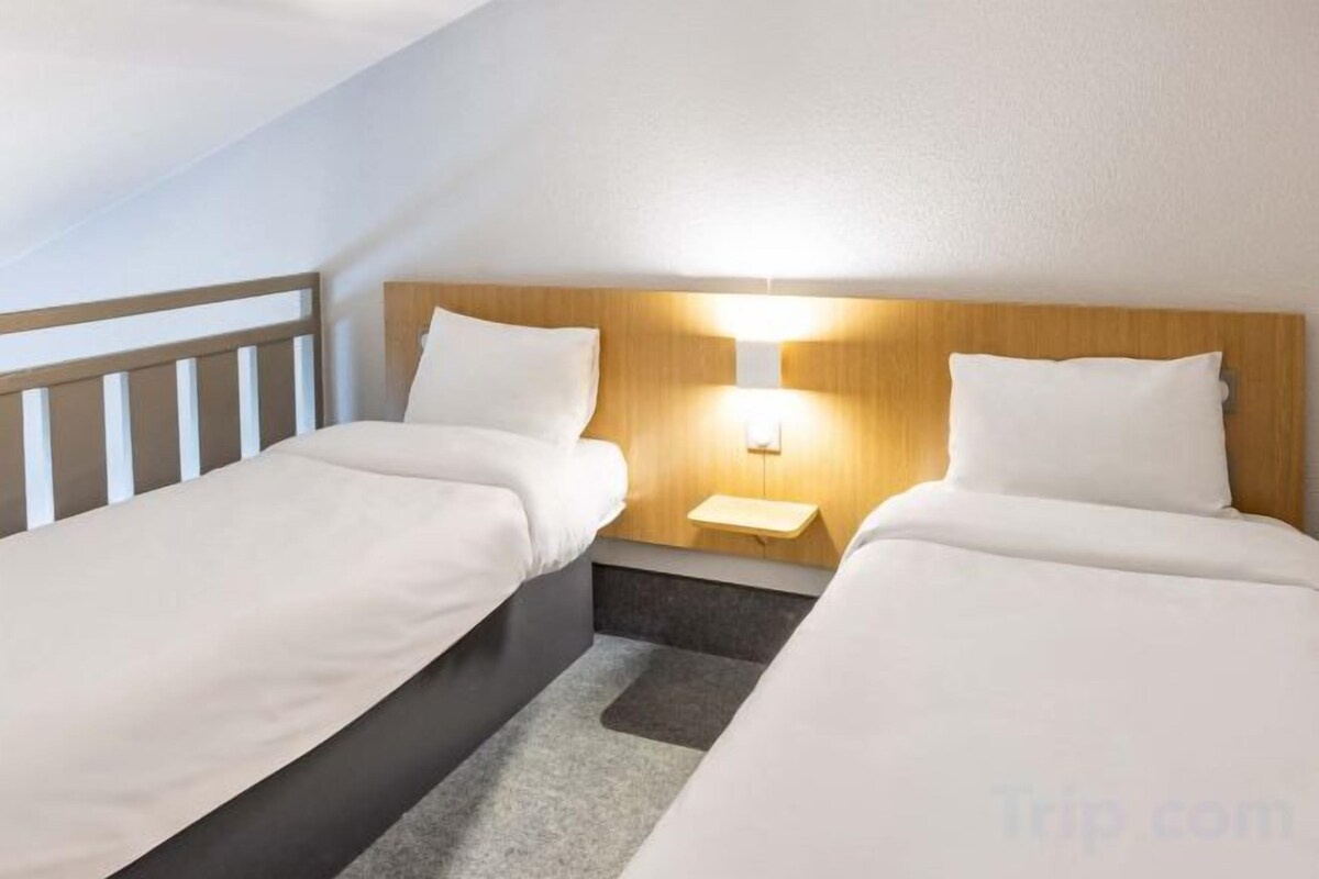 Premium bedding, desk, soundproofing, WiFi (free)
