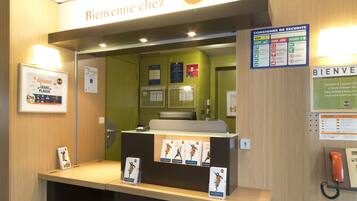 A reception desk with a sign reading "Bienvenue chez B&B Hotels".
