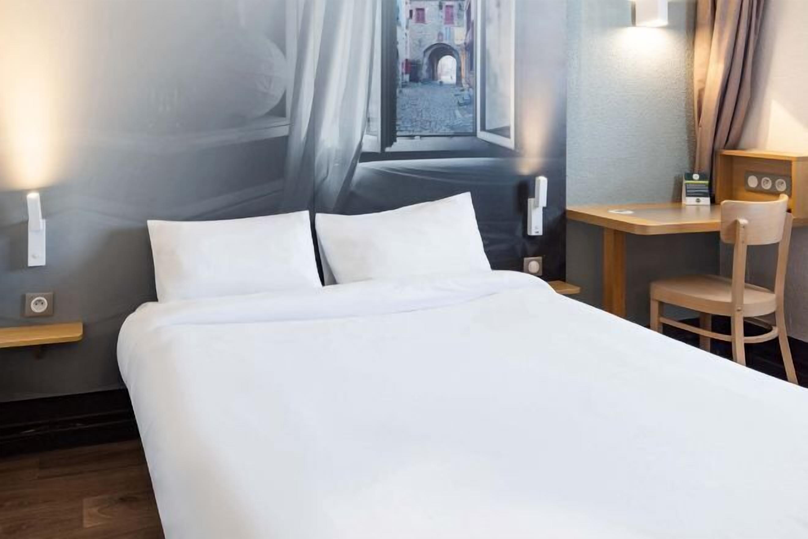 Biancheria da letto di alta qualità, una scrivania, insonorizzazione