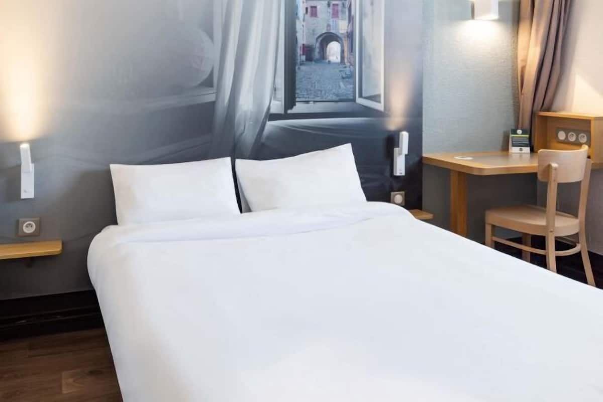 Premium bedding, desk, soundproofing, free WiFi