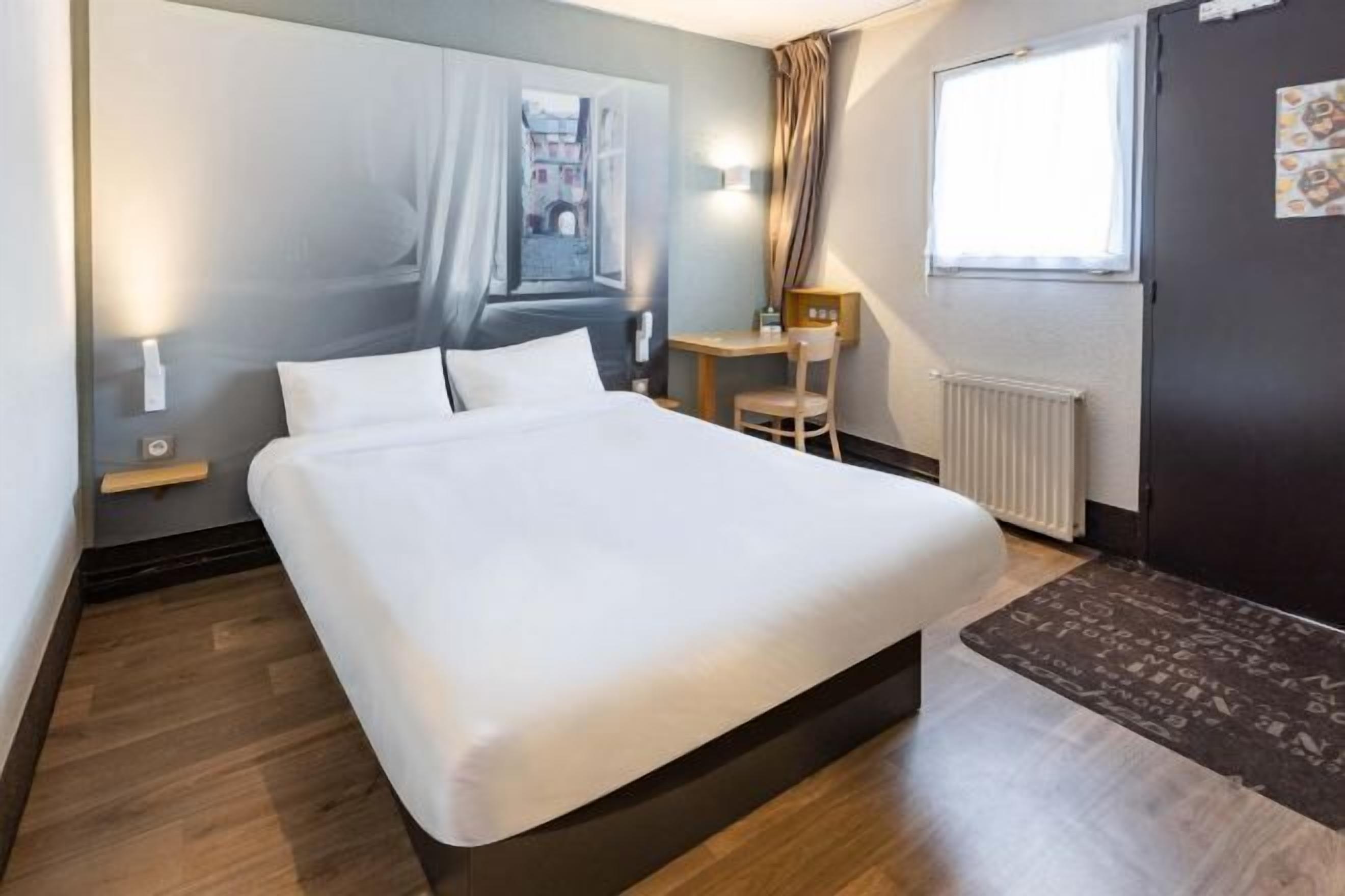 Biancheria da letto di alta qualità, una scrivania, insonorizzazione