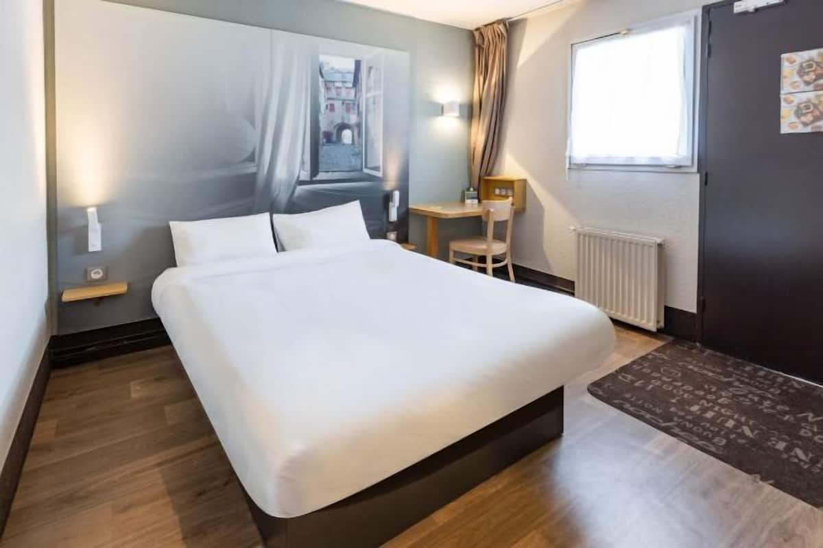 Premium bedding, desk, soundproofing, free WiFi