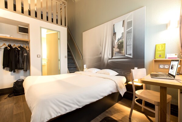 Vierbettzimmer, Nichtraucher | Hochwertige Bettwaren, Schreibtisch, schallisolierte Zimmer
