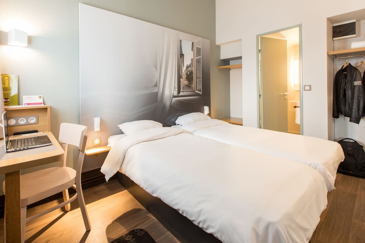 Premium bedding, desk, soundproofing, free WiFi