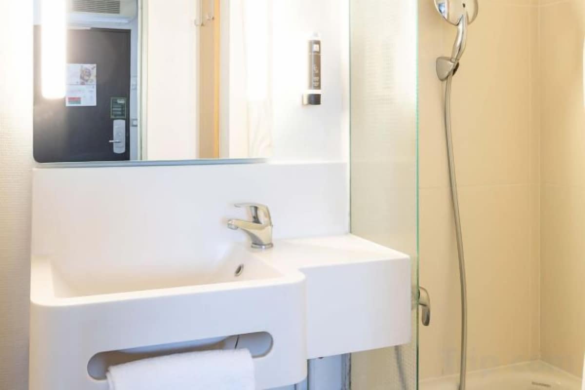 Een douche, gratis toiletartikelen, een haardroger, handdoeken