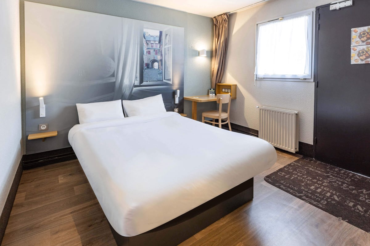 Premium bedding, desk, soundproofing, free WiFi