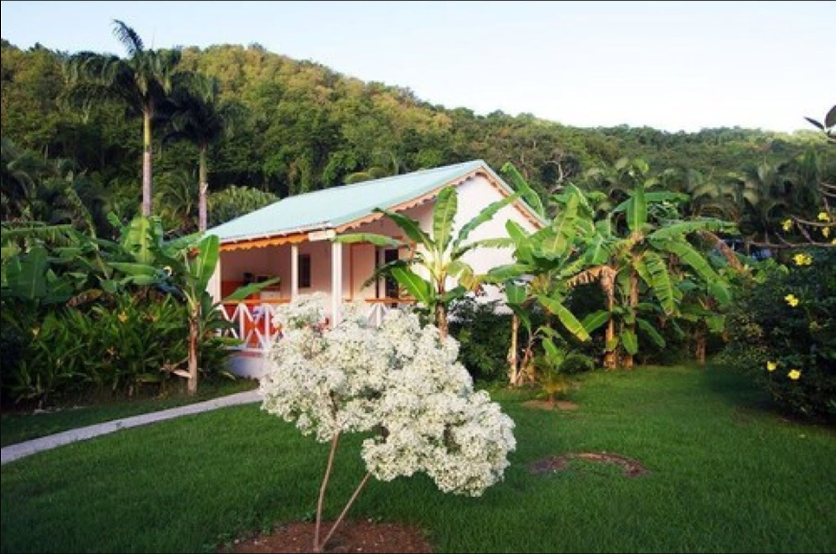 Vista frontal de la propiedad