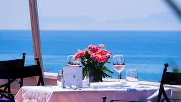 2 restaurants, lunch, dinner served; Italian cuisine