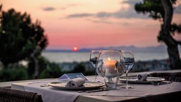 2 restaurants servant le déjeuner et le dßner, plats Cuisine italienne