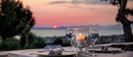 2 restaurants servant le déjeuner et le dîner, plats Cuisine italienne