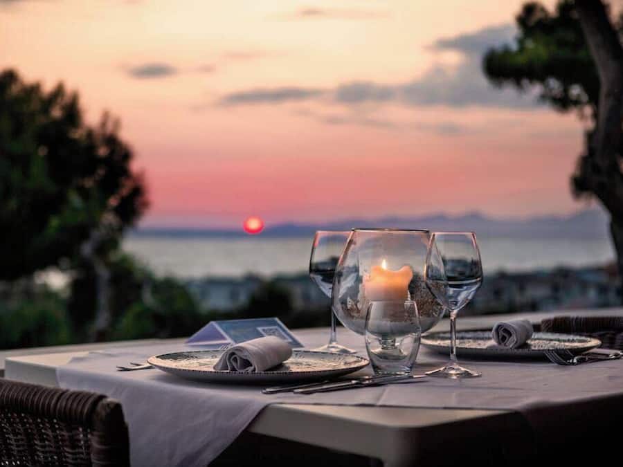 2 restaurantes, com serviço de almoço e jantar; culinária italiana