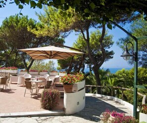 2 间餐厅，供应午餐和晚餐，意大利菜