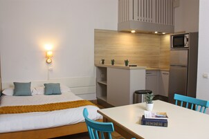 Apartamento superior, 2 habitaciones, cocina básica | 1 dormitorio, wifi gratis, ropa de cama y accesible en silla de ruedas