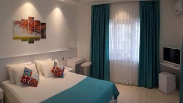 Hochwertige Bettwaren, Zimmersafe, Schreibtisch, schallisolierte Zimmer