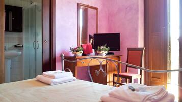 Standard-Doppelzimmer, 1 Doppelbett, Balkon | Italienische Bettbezüge von Frette, hochwertige Bettwaren