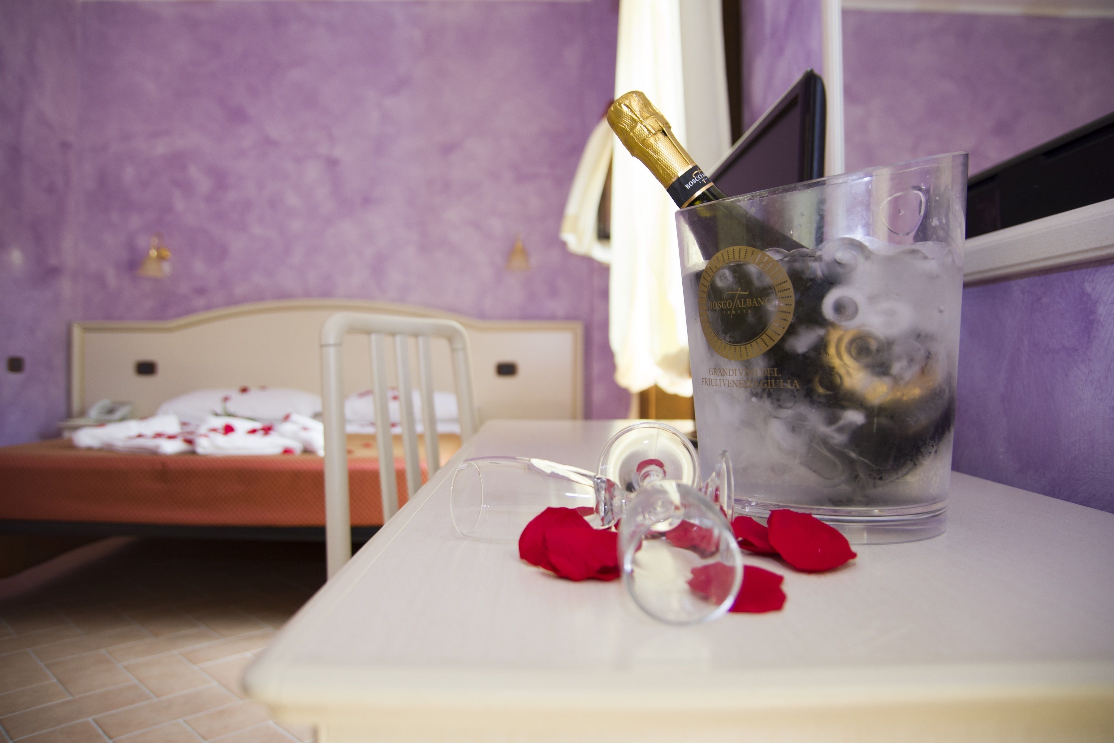 Suite Junior, balcone, vista piscina | Lenzuola Frette, biancheria da letto di alta qualità