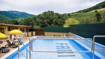 Innenpool, Außenpool, Sonnenschirme, Liegestühle