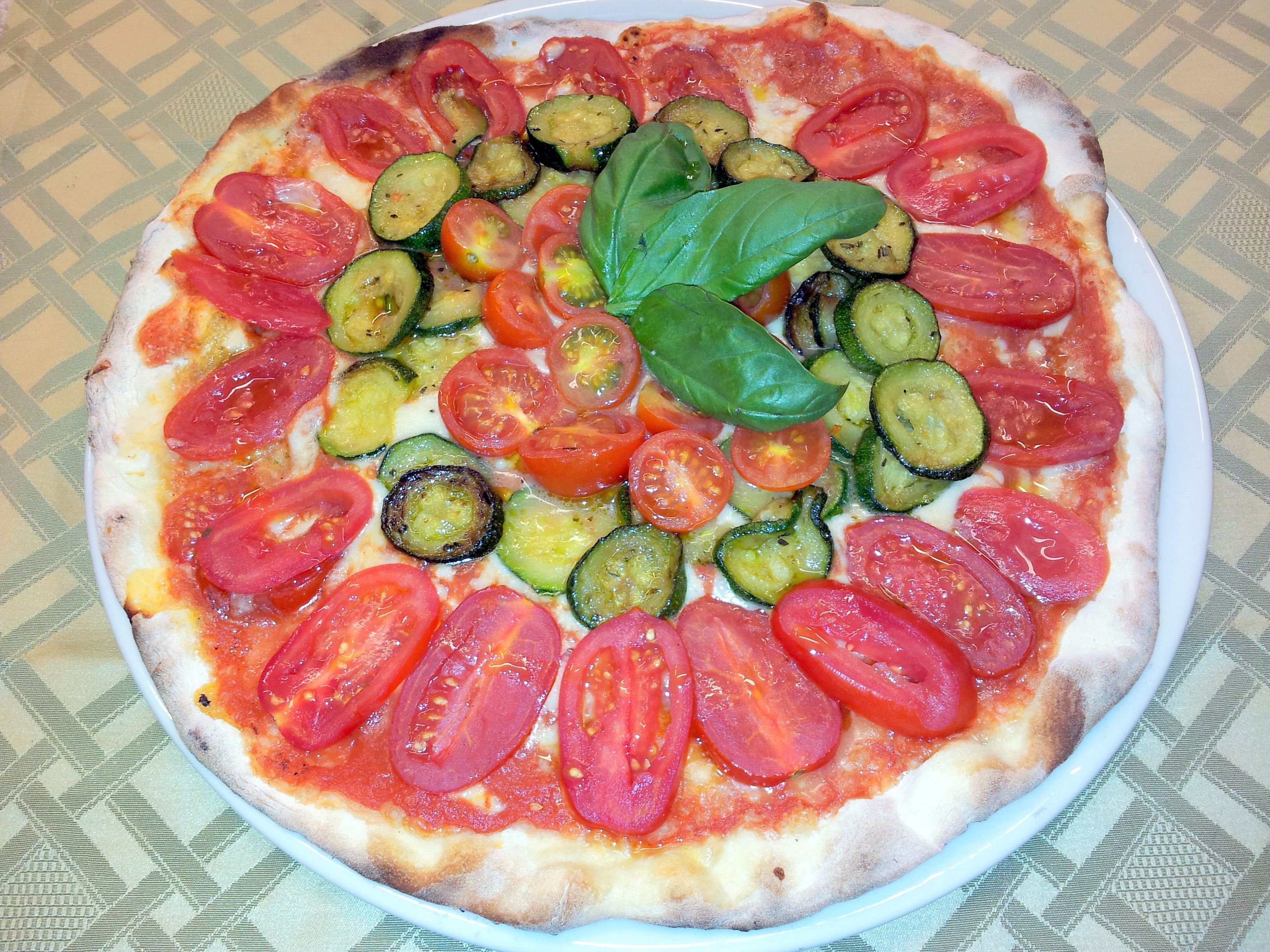 Una pizza con diferentes ingredientes.