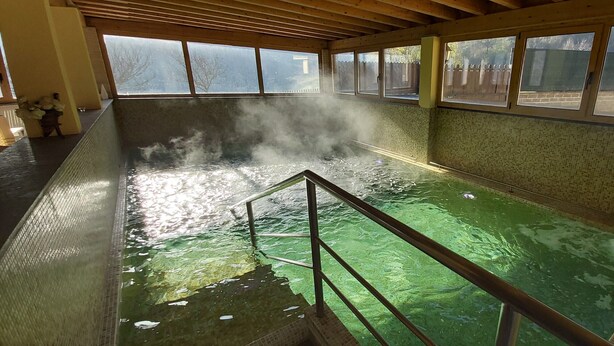A hot tub with a tiled interior and a wooden ceiling. - Agriturismo La Rocca dei Briganti (Rocca Massima)